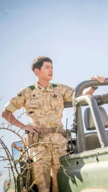 Descendants of the Sun kdrama - Joong-ki  Hye-kyo