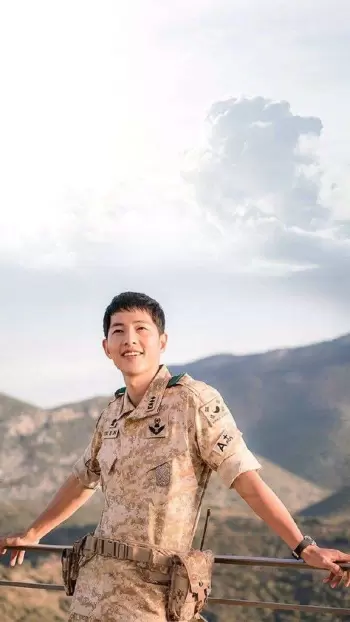 Descendants of the Sun kdrama - Joong-ki  Hye-kyo